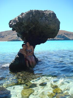 Rafa y Cindy en la piedra del hongo