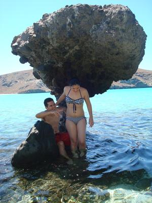 Rafa y Cindy en la piedra del hongo
