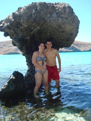 Rafa y Cindy en la piedra del hongo