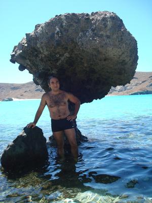 Yo en la piedra del hongo
