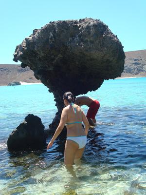 Yazmín y Rafa en la piedra del hongo