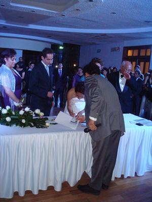 Érika firmando