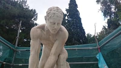 El hombre que rompe la madera