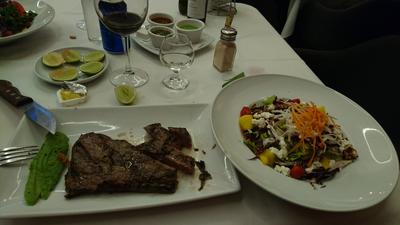 La carne y ensalada