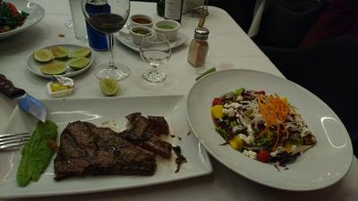 La carne y ensalada