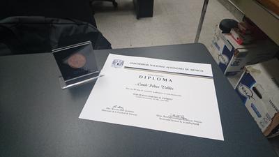Mi medalla y diploma de 10 años de antigüedad