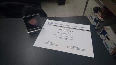Mi medalla y diploma de 10 años de antigüedad