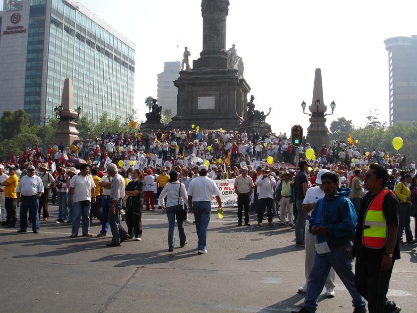 Gente alrededor del Ángel