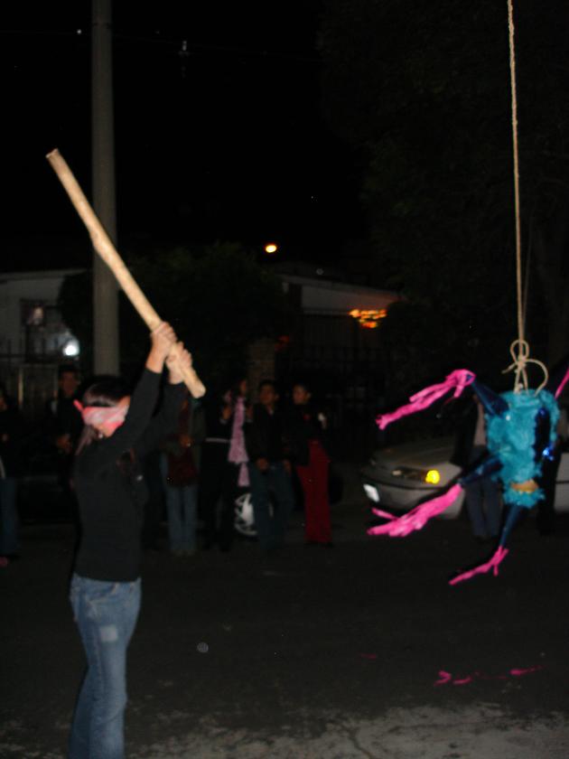 Cindy pegándole a la piñata