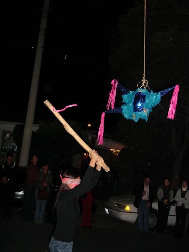 Cindy pegándole a la piñata