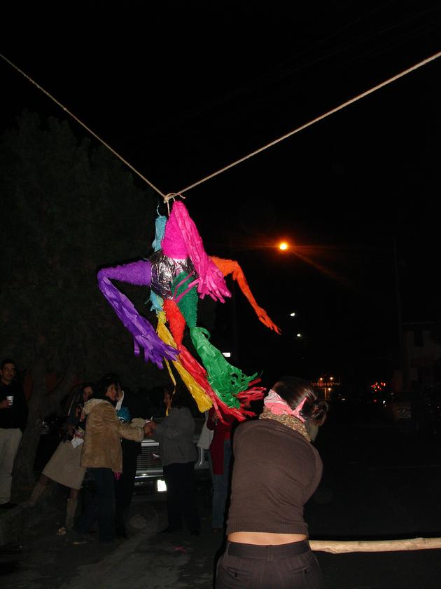 Citlali golpeando la piñata