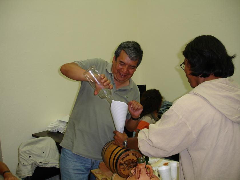 Jorge sirviendo el mezcal