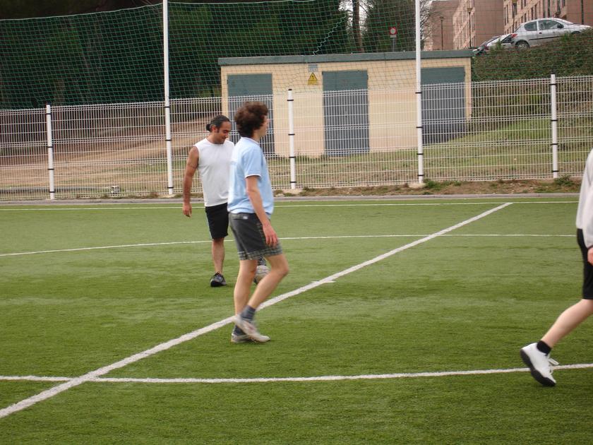 Jugando futbol