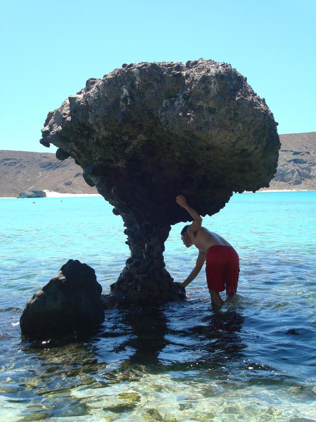 Rafa en la piedra del hongo