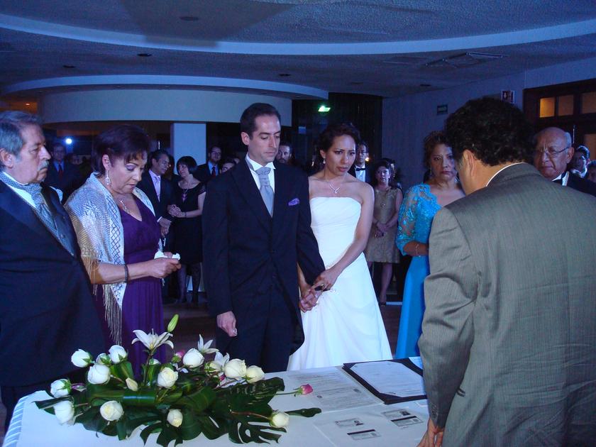 Juan y Érika casándose