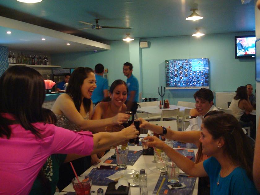 Mina y sus amigas brindando