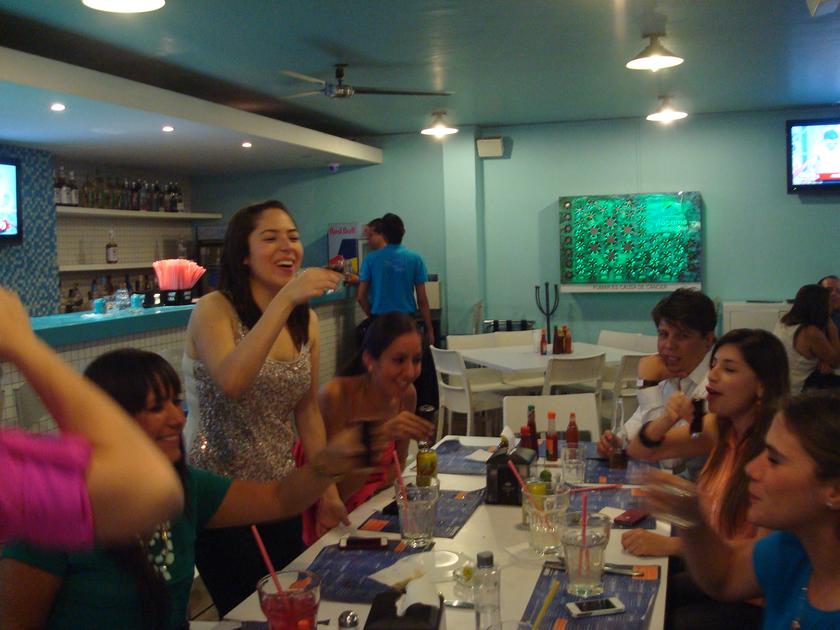 Mina y sus amigas brindando