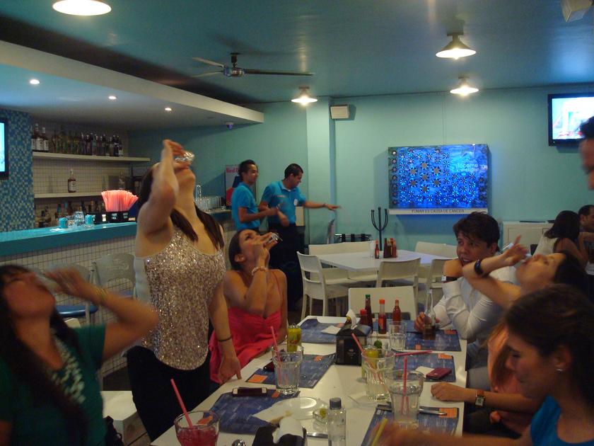 Mina y sus amigas brindando