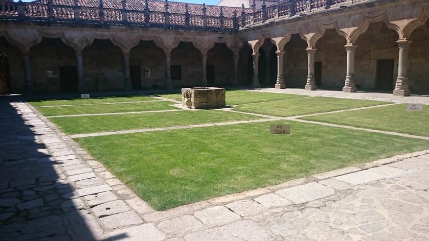 Patio de escuelas menores