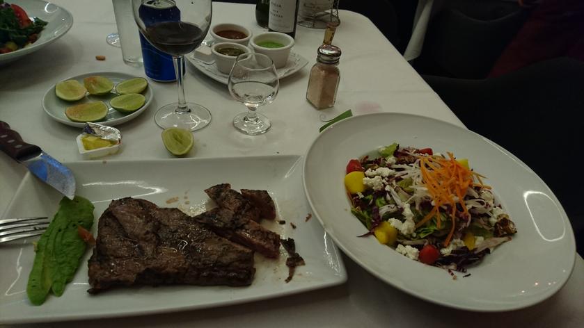 La carne y ensalada