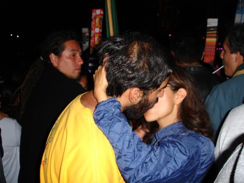Omar y Paola besándose