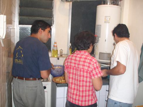 Omar, Paola y Enrique cocinando