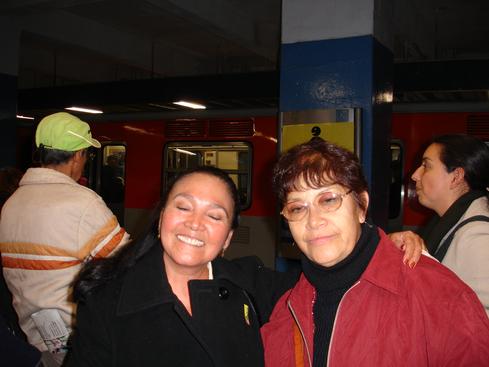 Mi mamá y Yolita en el metro
