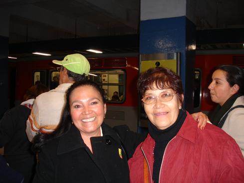Mi mamá y Yolita en el metro
