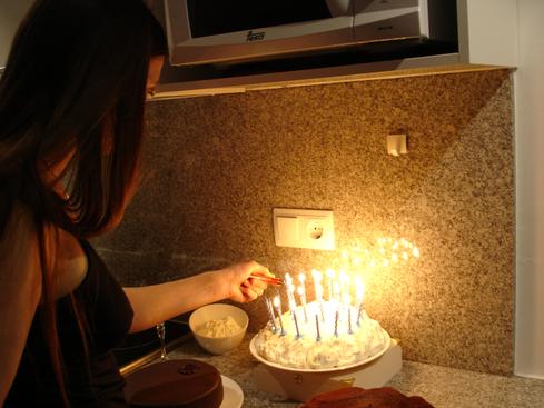 Birgit encenciendo las velas