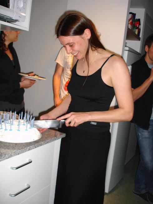 Birgit cortando el pastel