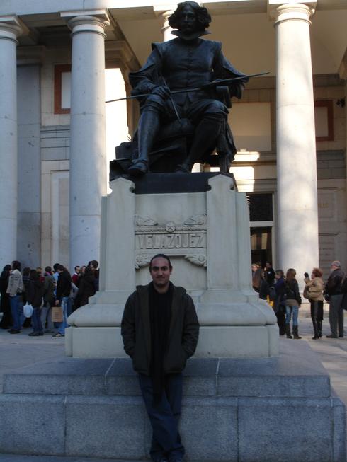 Yo en la estatua de Velázquez