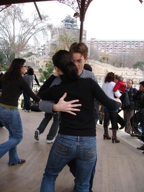 Vincent y Cassandra bailando