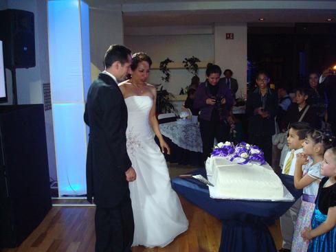 Juan y Érika a punto de partir el pastel