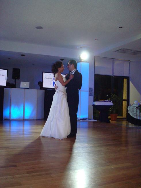 Juan y Érika bailando