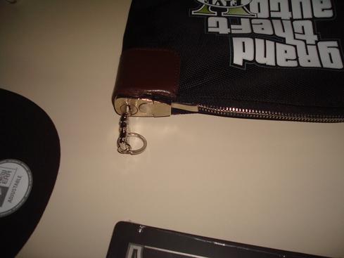 La llave en el bolso de depósito seguro