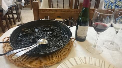 Arroz negro con vino