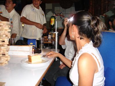 Ana Laura cortando su pastel