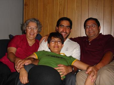 Omar, sus papás y Paola