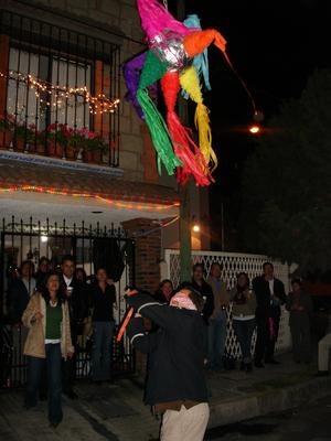 Enrique persiguiendo la piñata