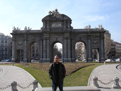 Yo en la Puerta de Alcalá