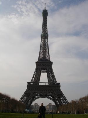 Yo frente a la Torre Eiffel