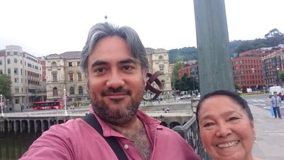 Con mi mamá en el Guggenheim de Bilbao