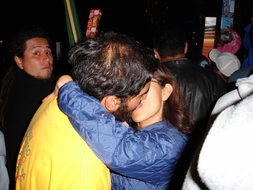 Omar y Paola besándose