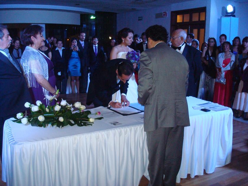 Juan firmando